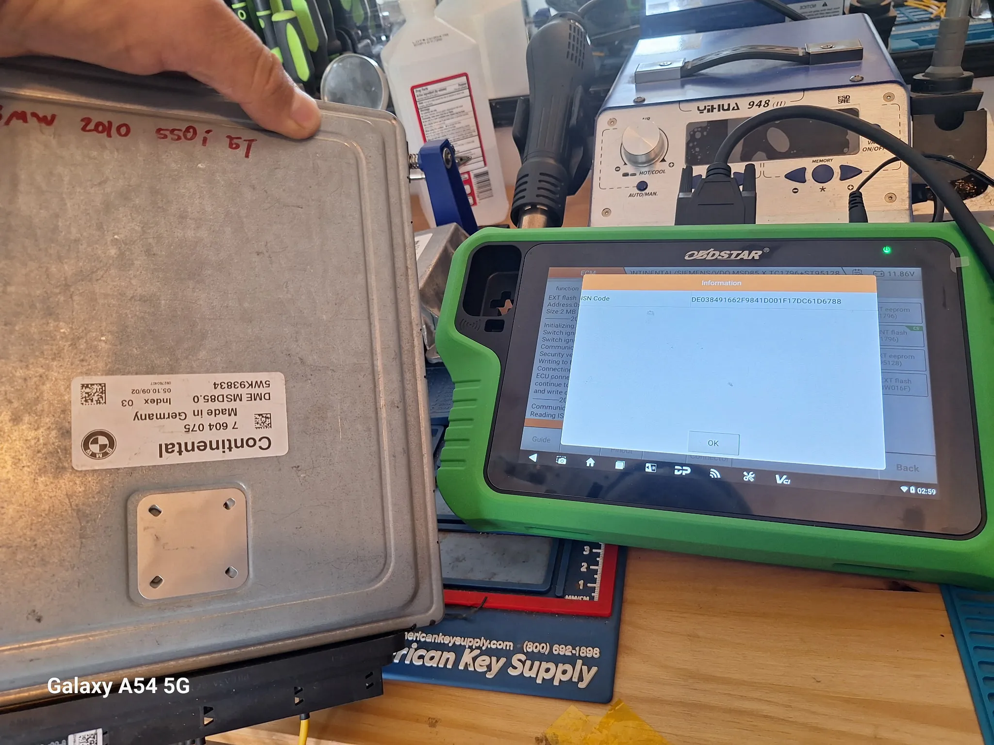 Airbag reset device next to a module.