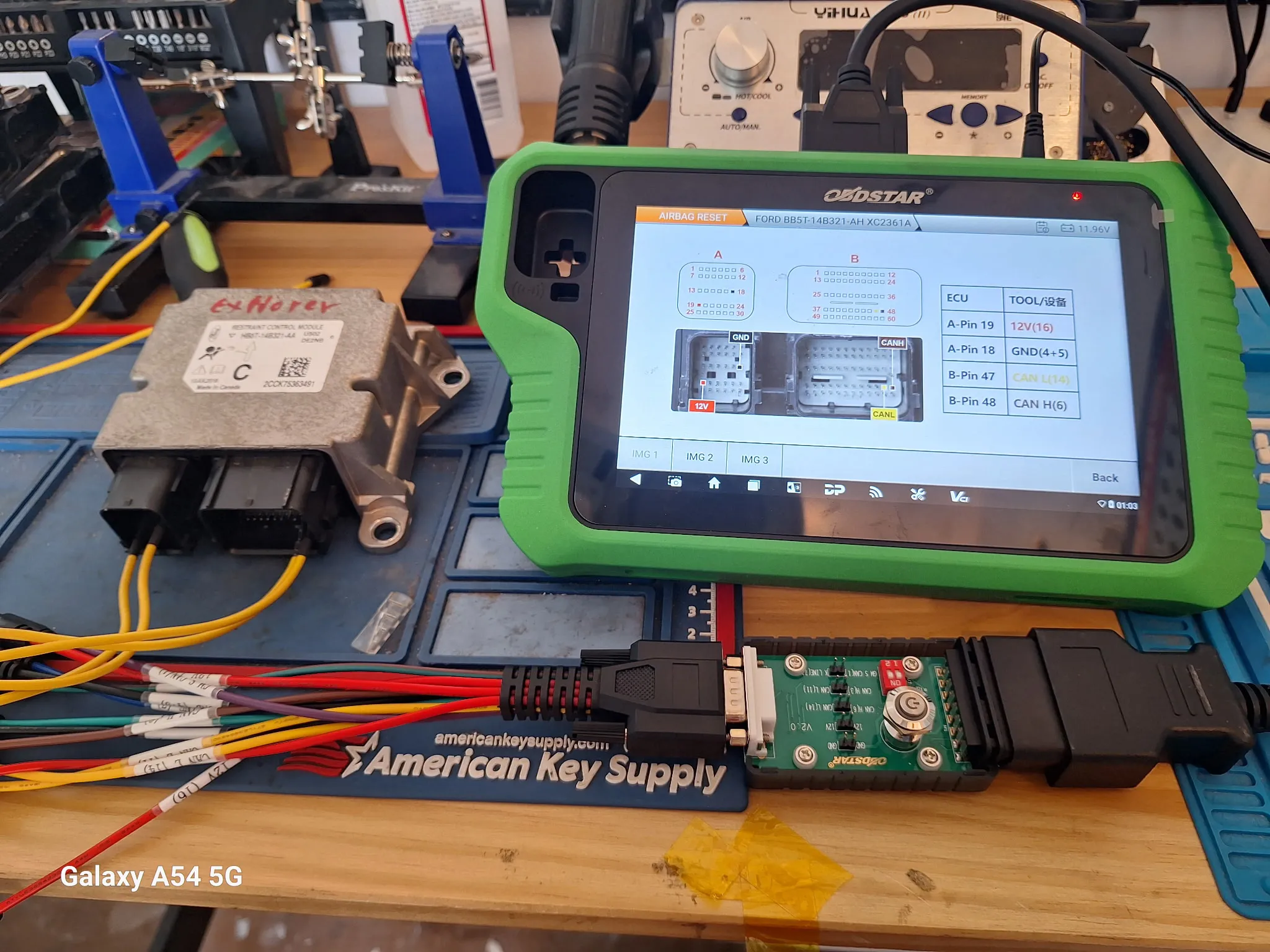 Airbag reset device connected to a module.