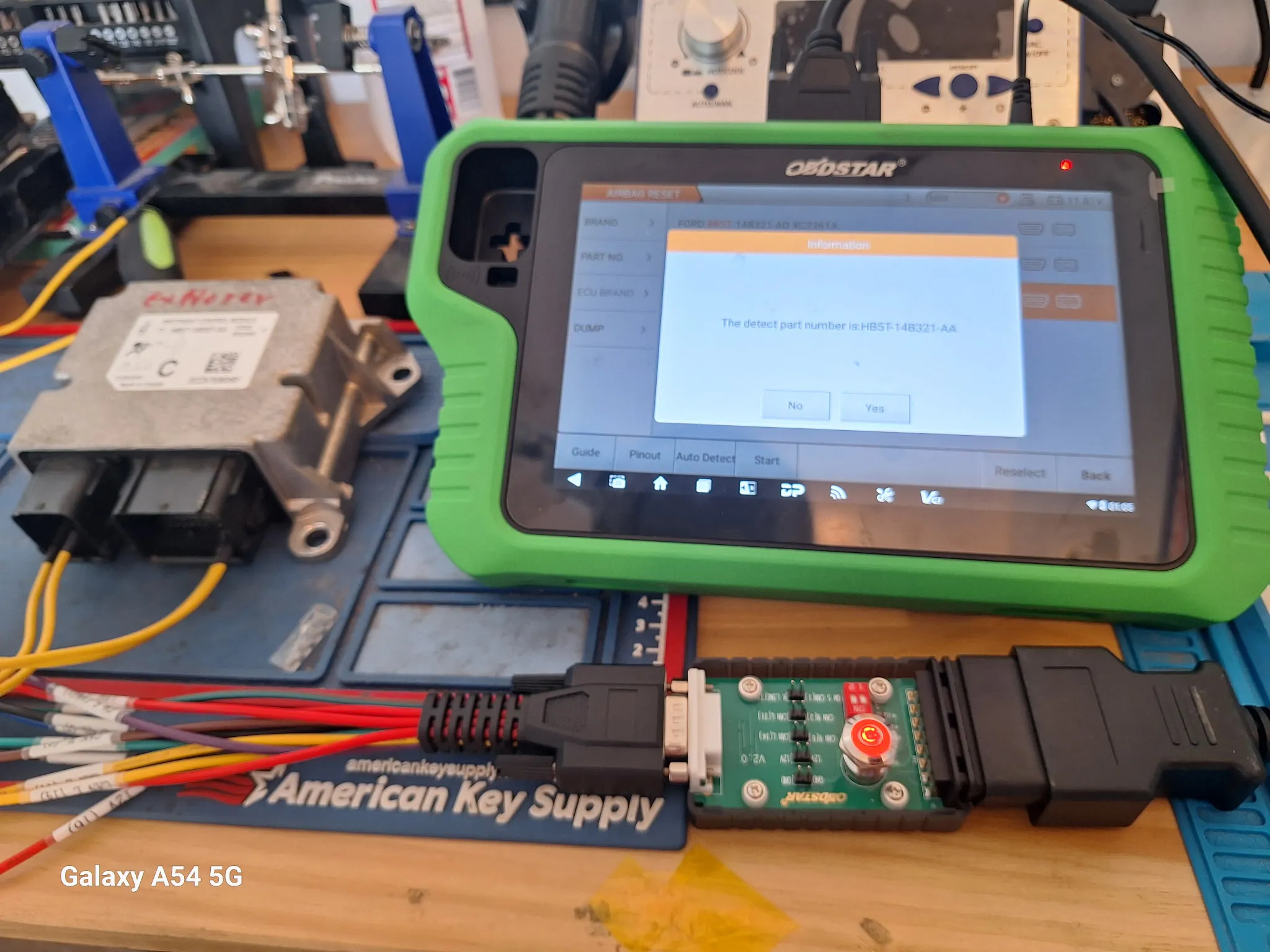 Airbag reset device connected to a module, detecting the correct part.