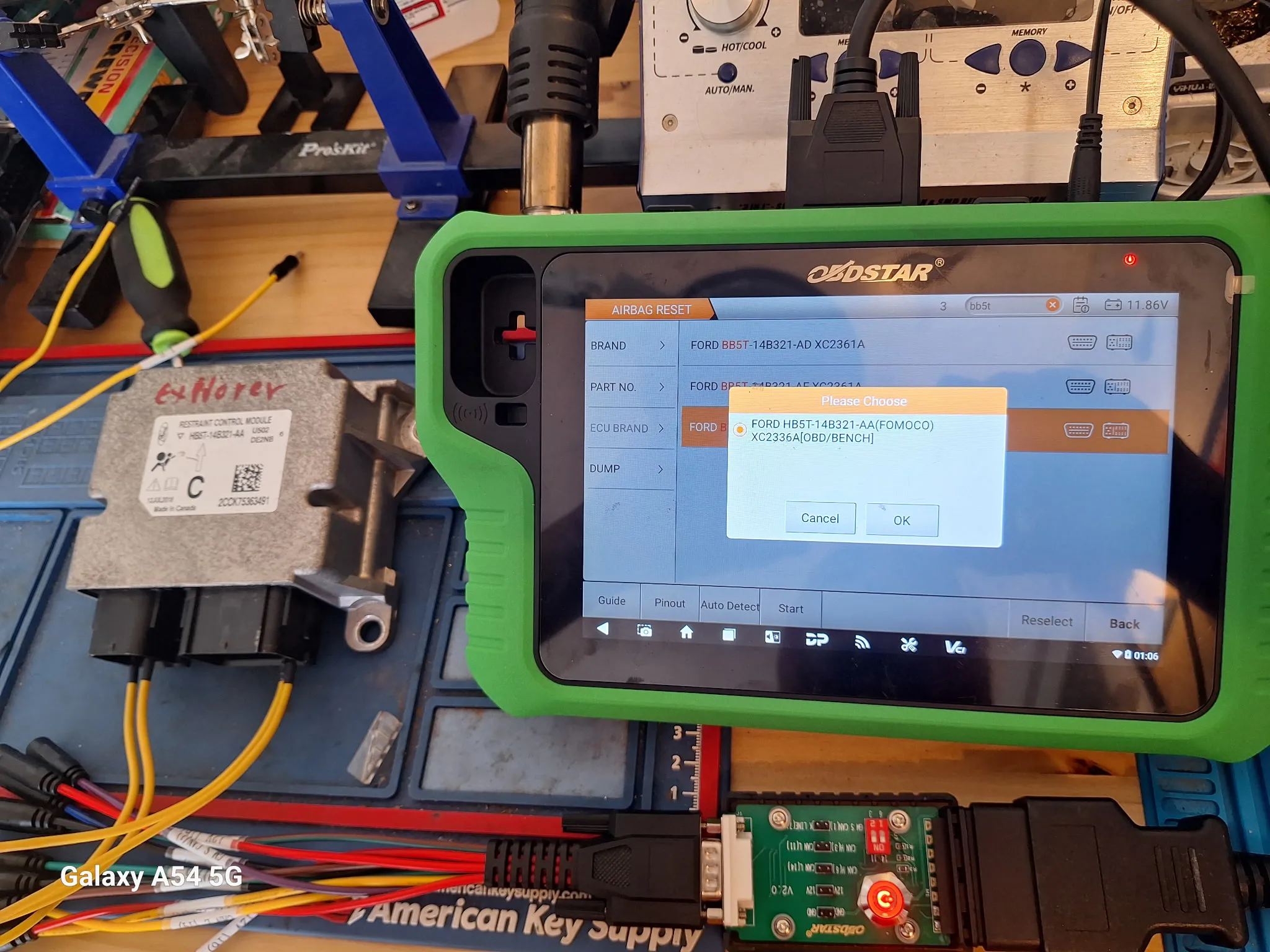 Airbag reset device connected to a module, confirming correct part.